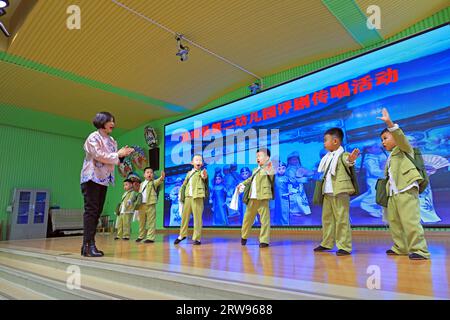 LUANNAN COUNTY, Cina - 18 ottobre 2021: Un artista performativo di Pingju guida i bambini ad imparare Pingju, Cina settentrionale Foto Stock