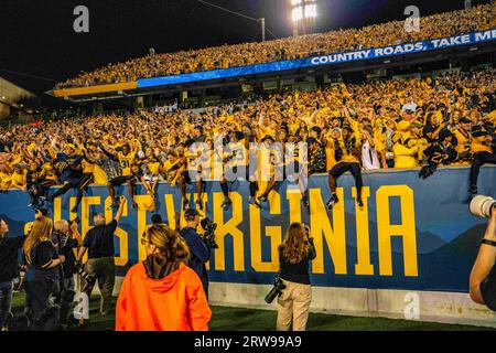 Morgantown, WV, USA. 16 settembre 2023. 16 settembre 2023: La squadra festeggia dopo la West Virginia University (WVU) contro l'Università di Pittsburgh (Pitt) a Morgantown, WV allo Stadio Puskar di Milano. Bradley Martin/AMG (immagine di credito: © AMG/AMG via ZUMA Press Wire) SOLO PER USO EDITORIALE! Non per USO commerciale! Foto Stock