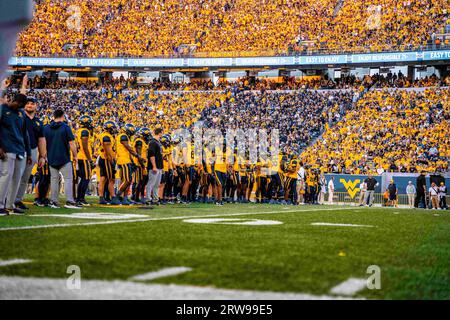 Morgantown, WV, USA. 16 settembre 2023. 16 settembre 2023: Riscaldamento durante la West Virginia University (WVU) contro l'Università di Pittsburgh (Pitt) a Morgantown, WV allo Stadio Puskar di Milano. Bradley Martin/AMG (immagine di credito: © AMG/AMG via ZUMA Press Wire) SOLO PER USO EDITORIALE! Non per USO commerciale! Foto Stock