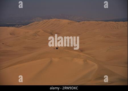 Giro in duna in buggy nel deserto di Huacachine - gruppo remoto di persone Foto Stock