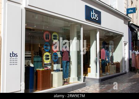 Bordeaux , Francia - 09 12 2023 : logo TBS store segno e testo del marchio sulla facciata delle vetrine sport boat and Shops shop calzature store store store store Foto Stock