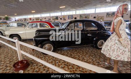 Talmont , Francia - 09 12 2023 : Peugeot 203 nero e simca aronde anni Cinquanta retro auto d'epoca veicolo popolare francese nel museo di talmont vendee francia Foto Stock