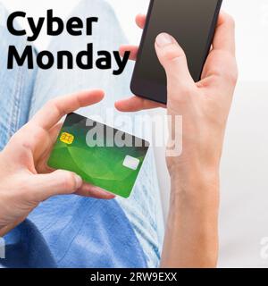Cyber monday testo sopra le mani di donna caucasica che usa smartphone e carta di credito per fare acquisti online Foto Stock