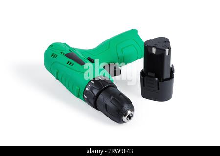 Avvitatore a batteria verde. Primo piano. Isolato su sfondo bianco. Foto Stock