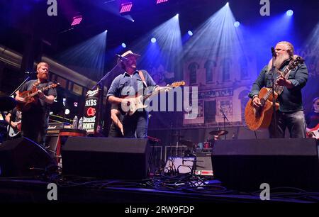 Nashville, Stati Uniti. 17 settembre 2023. Oliver Anthony, Randy Houser e Jamey Johnson sul palco del Tootsie's Orchid Lounge Annual Birthday Bash tenutosi a Broadway a Nashville, Tennessee. © Tammie Arroyo/AFF-USA.com credito: AFF/Alamy Live News Foto Stock