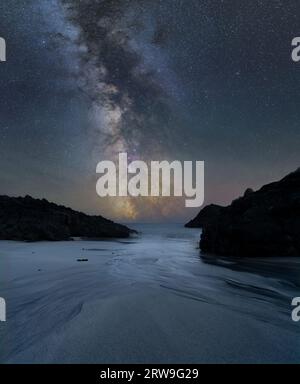 La via Lattea e il suo nucleo sopra Kynance Cove sulla penisola di Lizard, in Cornovaglia Foto Stock