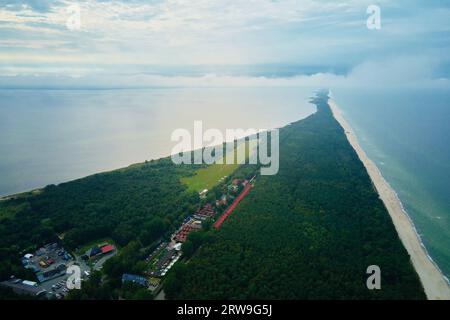 Vista a volo d'uccello del paesaggio marino con spiaggia sabbiosa e città di Jastarnia sulla penisola di Hel. Costa del Mar Baltico in Polonia. Villaggio turistico nella stagione estiva Foto Stock