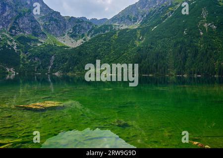 Splendida vista sulla catena montuosa vicino al bellissimo lago durante il giorno d'estate. Parco nazionale di Tatra in Polonia. Vista panoramica su Morskie Oko o sul lago Sea Eye in Fiv Foto Stock