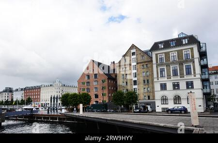 Vecchi edifici ristrutturati lungo il lungomare del porto interno e il canale Nyhavn a Copenaghen, Danimarca. Foto Stock