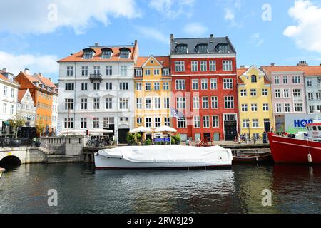 Facciate colorate e vecchie navi lungo il canale Nyhavn a Copenaghen, Danimarca. Foto Stock