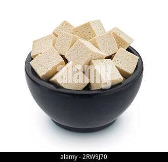 Cubetti di formaggio tofu isolati su fondo bianco, piena profondità di campo Foto Stock