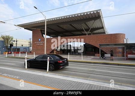 Ingresso alla nuova stazione ferroviaria di Glen Huntly, vista dall'altra parte della strada, mentre passa un'auto Foto Stock