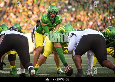 Il quarterback degli Oregon Ducks Bo Nix (10) si prepara a fare uno snap nel secondo quarto di una partita di football del college NCAA contro gli Hawaii Rainbow Warriors Foto Stock