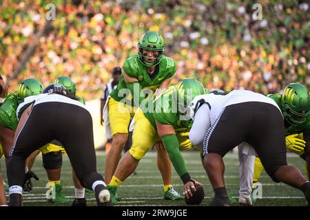 Il quarterback degli Oregon Ducks Bo Nix (10) si prepara a fare uno snap nel secondo quarto di una partita di football del college NCAA contro gli Hawaii Rainbow Warriors Foto Stock