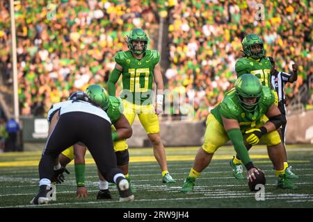 Il quarterback degli Oregon Ducks Bo Nix (10) si prepara a fare uno snap nel secondo quarto di una partita di football del college NCAA contro gli Hawaii Rainbow Warriors Foto Stock