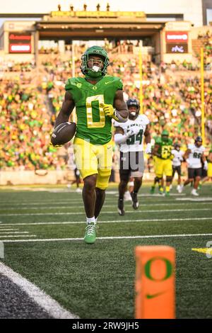 Il running back degli Oregon Ducks Bucky Irving (0) corre per un touchdown nel secondo quarto di una partita di football universitario della NCAA contro gli Hawaii Rainbow Warrior Foto Stock