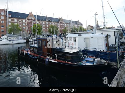 Attracco barche sul canale Christianshavn a Copenaghen, Danimarca. Foto Stock
