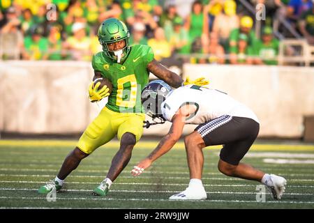 Il running back degli Oregon Ducks Bucky Irving (0) corre per un touchdown nel secondo quarto di una partita di football universitario della NCAA contro gli Hawaii Rainbow Warrior Foto Stock