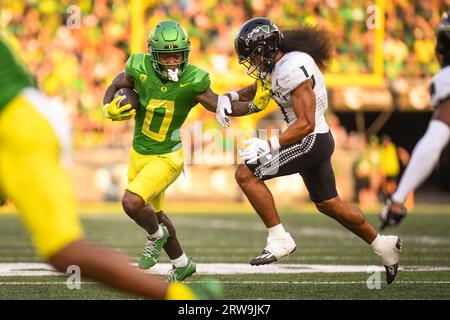 Il running back degli Oregon Ducks Bucky Irving (0) corre per un touchdown nel secondo quarto di una partita di football universitario della NCAA contro gli Hawaii Rainbow Warrior Foto Stock