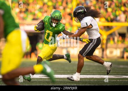 Il running back degli Oregon Ducks Bucky Irving (0) corre per un touchdown nel secondo quarto di una partita di football universitario della NCAA contro gli Hawaii Rainbow Warrior Foto Stock