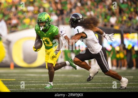 Il running back degli Oregon Ducks Bucky Irving (0) corre per un touchdown nel secondo quarto di una partita di football universitario della NCAA contro gli Hawaii Rainbow Warrior Foto Stock