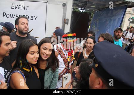 Dal 2023 marzo alla fine di Fossil Fuels, 51st St e 1st Ave, Upper East Side, New York, NY USA. 17 settembre 2023. La deputata Alexandria Ocasio-Cortez (NY-D) tiene il discorso di apertura al 2023 marzo per porre fine ai combustibili fossili durante la settimana UNGA 2023 a New York. Credito: ©Julia Mineeva/EGBN TV News/Alamy Live News Foto Stock