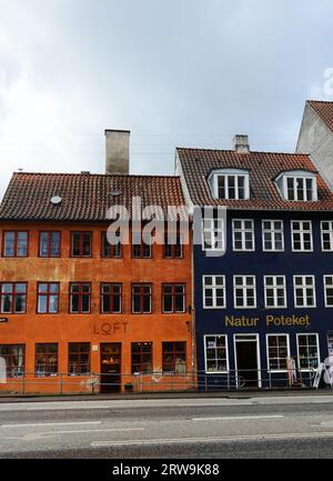 Vecchi e colorati edifici in via Torvegade a Christianshavn , Copenaghen, Danimarca. Foto Stock