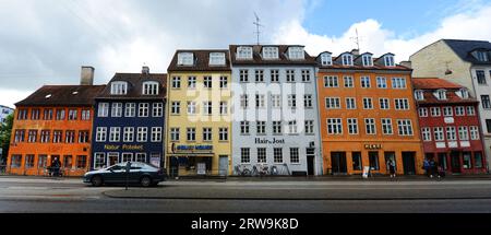 Vecchi e colorati edifici in via Torvegade a Christianshavn , Copenaghen, Danimarca. Foto Stock