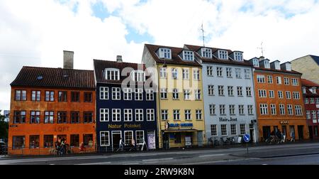 Vecchi e colorati edifici in via Torvegade a Christianshavn , Copenaghen, Danimarca. Foto Stock