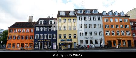 Vecchi e colorati edifici in via Torvegade a Christianshavn , Copenaghen, Danimarca. Foto Stock