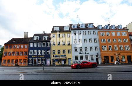 Vecchi e colorati edifici in via Torvegade a Christianshavn , Copenaghen, Danimarca. Foto Stock