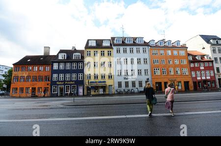 Vecchi e colorati edifici in via Torvegade a Christianshavn , Copenaghen, Danimarca. Foto Stock