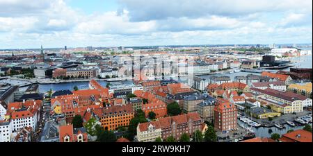 Vista degli edifici colorati visti dalla cima della chiesa del nostro Salvatore a Copenaghen, Danimarca. Foto Stock