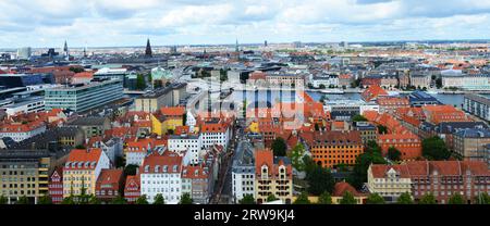 Vista degli edifici colorati visti dalla cima della chiesa del nostro Salvatore a Copenaghen, Danimarca. Foto Stock