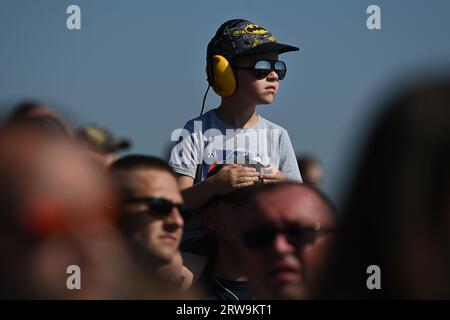 Mosnov, Repubblica Ceca. 16 settembre 2023. Primo giorno dei giorni NATO a Ostrava e Czech Air Force Days, il più grande evento di sicurezza in Europa all'aeroporto di Mosnov, Repubblica Ceca, 16 settembre 2023. Visitatori illustrati. Crediti: Jaroslav Ozana/CTK Photo/Alamy Live News Foto Stock