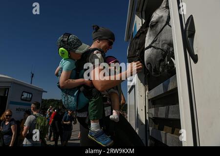 Mosnov, Repubblica Ceca. 16 settembre 2023. Primo giorno dei giorni NATO a Ostrava e Czech Air Force Days, il più grande evento di sicurezza in Europa all'aeroporto di Mosnov, Repubblica Ceca, 16 settembre 2023. Visitatori illustrati. Crediti: Jaroslav Ozana/CTK Photo/Alamy Live News Foto Stock