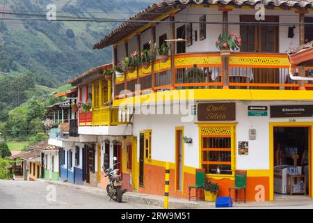 Edifici colorati nel pittoresco villaggio di Jardin, Antioquia, Colombia. Foto Stock