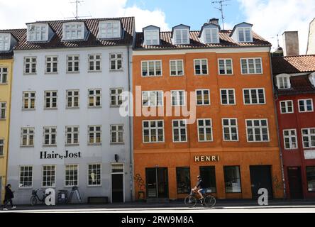 Vecchi e colorati edifici in via Torvegade a Christianshavn , Copenaghen, Danimarca. Foto Stock