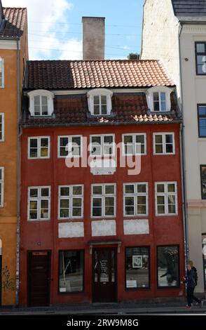 Vecchi e colorati edifici in via Torvegade a Christianshavn , Copenaghen, Danimarca. Foto Stock