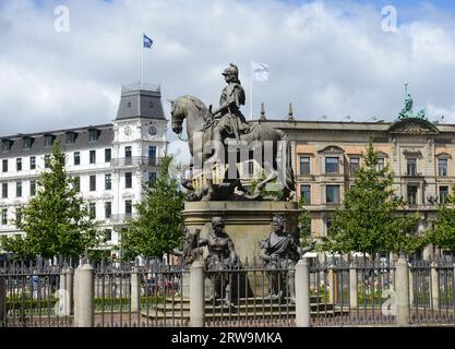 La statua equestre reale di Cristiano V a Kongens Nytorv / Kings New Square nel centro di Copenaghen, Danimarca. Foto Stock