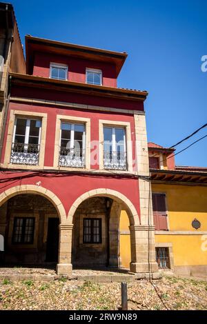 Edifici colorati nelle strade della città vecchia di Aviles, Asturie, Spagna Foto Stock