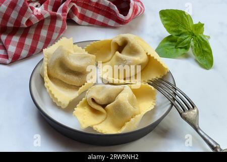 Tortelloni preparati al momento in conchiglia, pasta Foto Stock