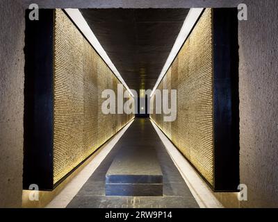 La tomba del deportato ignoto e il corridoio all'interno del Mémorial des Martyrs de la Déportation (memoriale dei martiri della deportazione) a Parigi Foto Stock