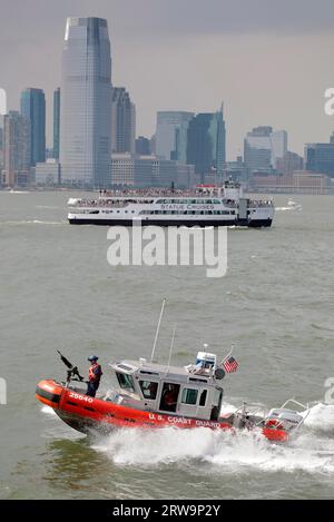 NEW YORK CITY, USA, 10 GIUGNO: Pattugliamento di imbarcazioni della Guardia Costiera americana di fronte a Manhattan. 10 giugno 2012 a New York, Stati Uniti Foto Stock