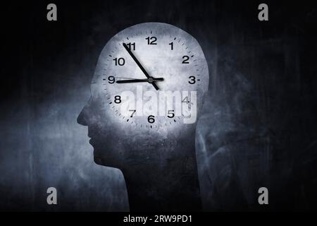 Immagine concettuale di un orologio sovrapposto alla testa di un essere umano Foto Stock