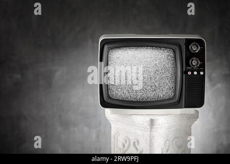 Il vecchio televisore portatile con rumore di statica Foto stock - Alamy