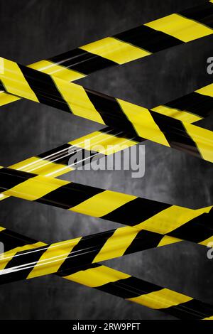 Nastro barriera in plastica nero e giallo che blocca il percorso Foto Stock