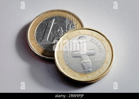 Due monete da 1 euro da Cipro Foto Stock