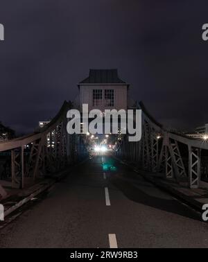 Traffico in arrivo sul ponte di ferro al porto di Deutz, Colonia, Renania settentrionale-Vestfalia, Germania traffico in arrivo sul ponte di ferro al Foto Stock