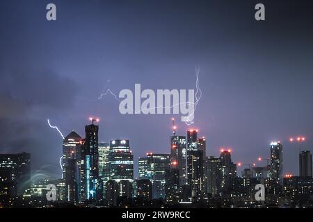 Londra, Regno Unito. 18 settembre 2023. Meteo del Regno Unito: Fulmini su Canary Wharf nelle prime ore di lunedì, in quanto avvisi gialli sono emessi dal MET Office per le East midlands e il sud-est dell'Inghilterra. Crediti: Guy Corbishley/Alamy Live News Foto Stock